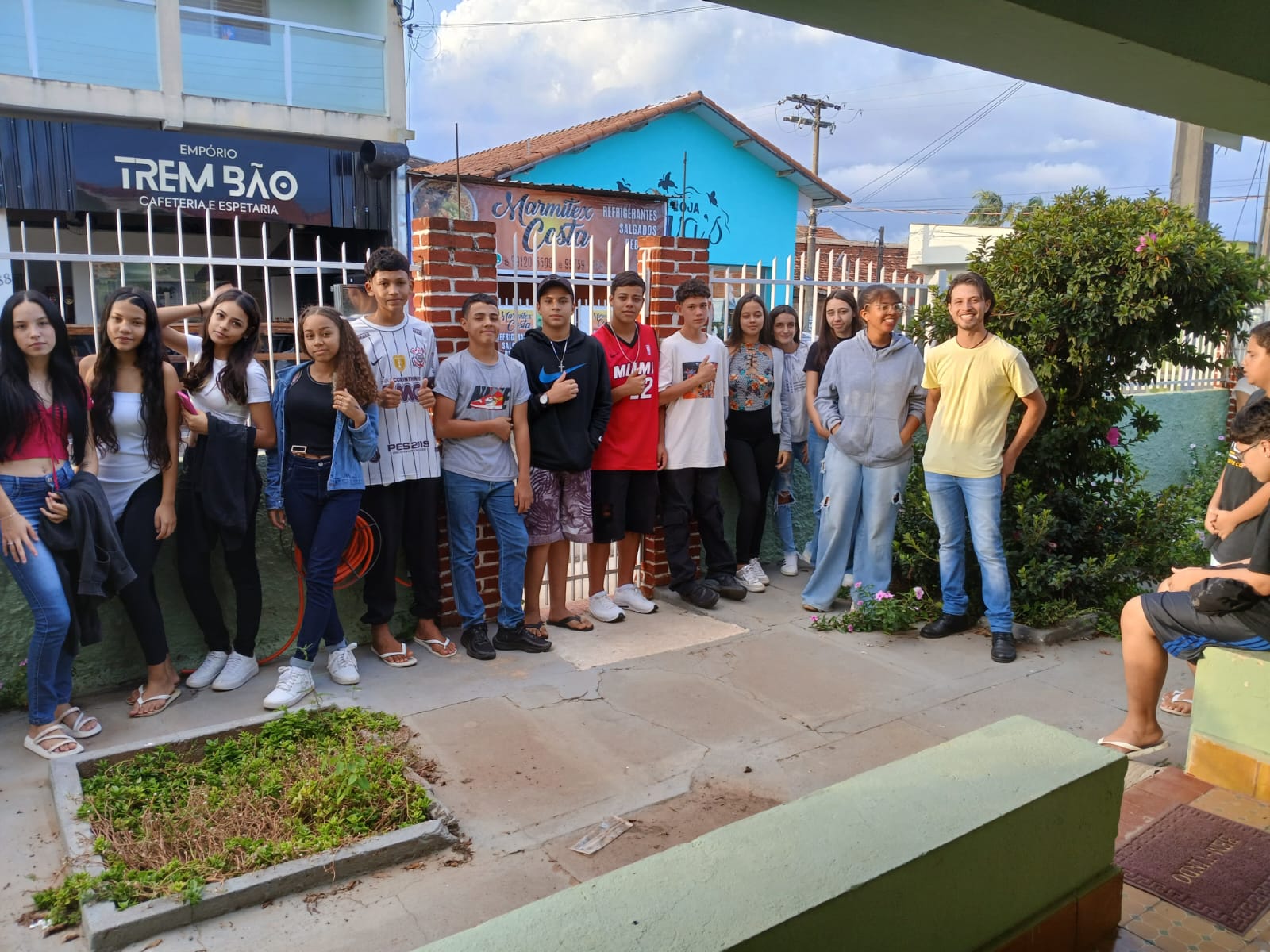 Doações recebidas através do Trote Solidário .. Alunos da escola Prof Alzira de Oliveira Garcia