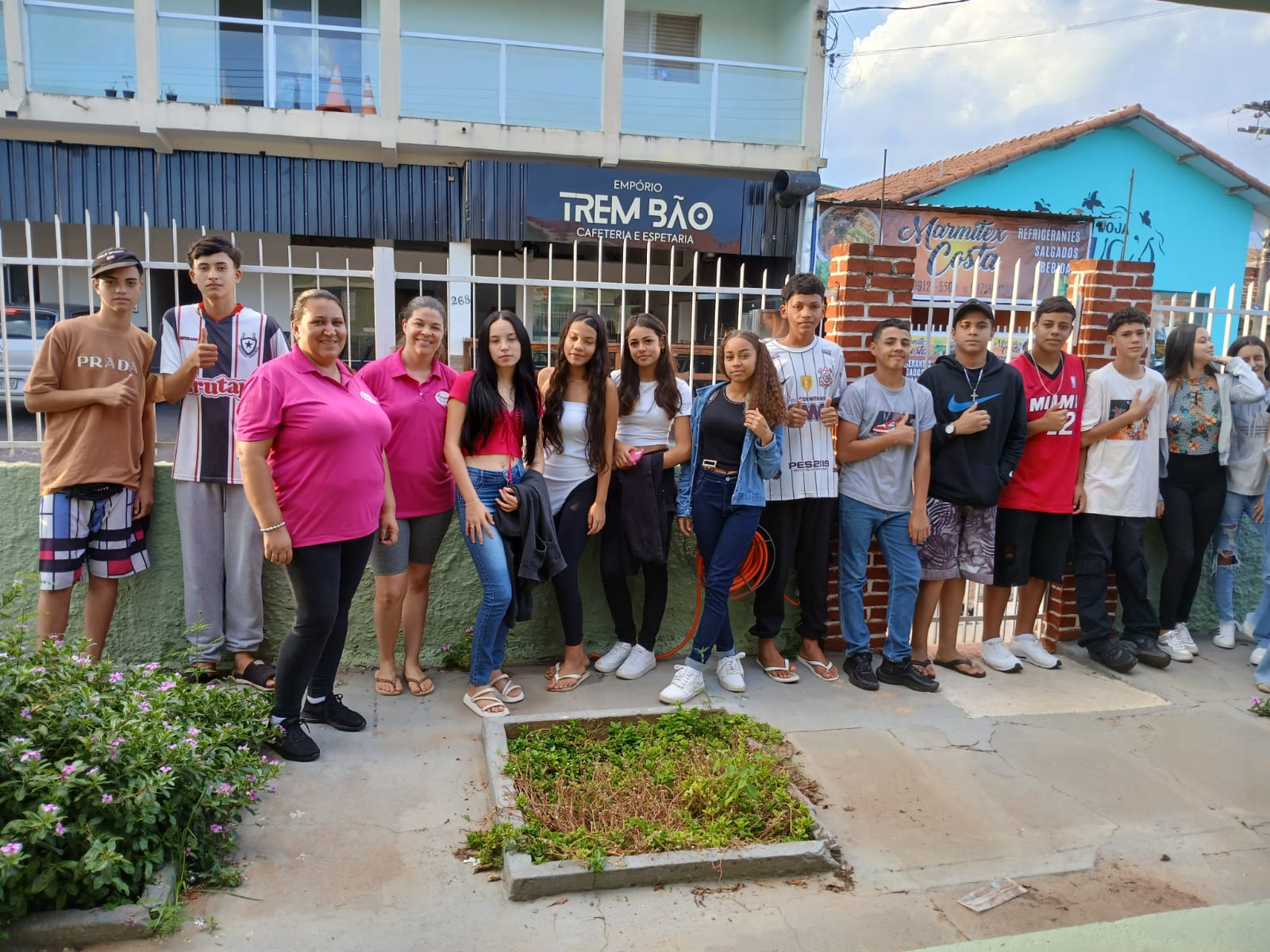 Doações recebidas através do Trote Solidário .. Alunos da escola Prof Alzira de Oliveira Garcia